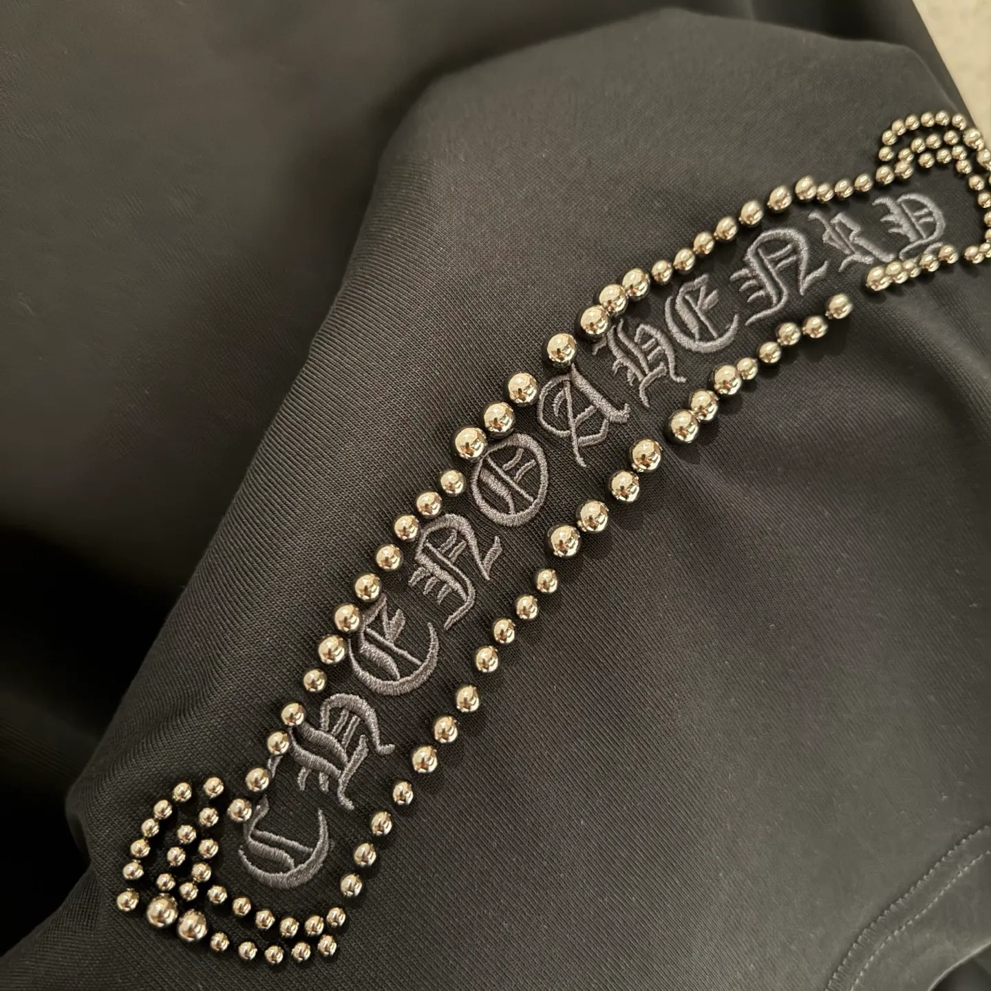 🅿️350 [Strict quality control] CH Croixin's new long-sleeved sweatshirt T-shirt. Heavy 420g double yarn fabric. Beaded on the front. Wash the whole garment twice. Frayed and torn on all four sides. Heavy fabric. The neckline is made of icy Salona. Loose fit. Deep, wide and stylish. No deformation or shrinkage. Color: 3 colors, black, white and gray. Size: M-2xl